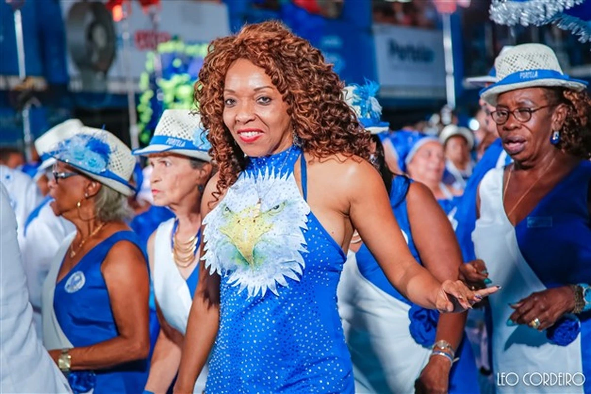 Nilce Fran leva aula grátis de samba no pé a Ipanema [1]