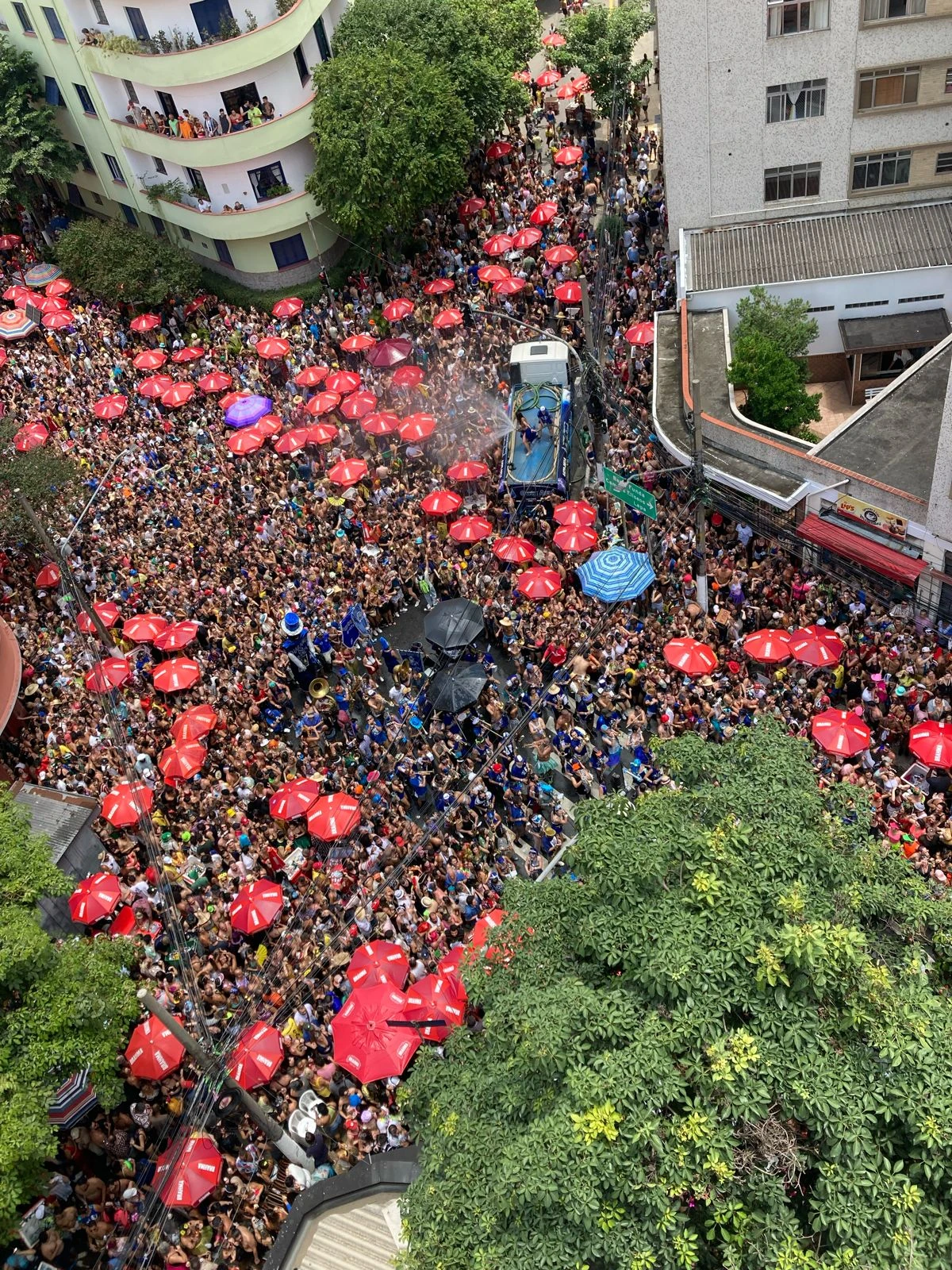 Charanga do França invade SP com 40 mil no Carnaval