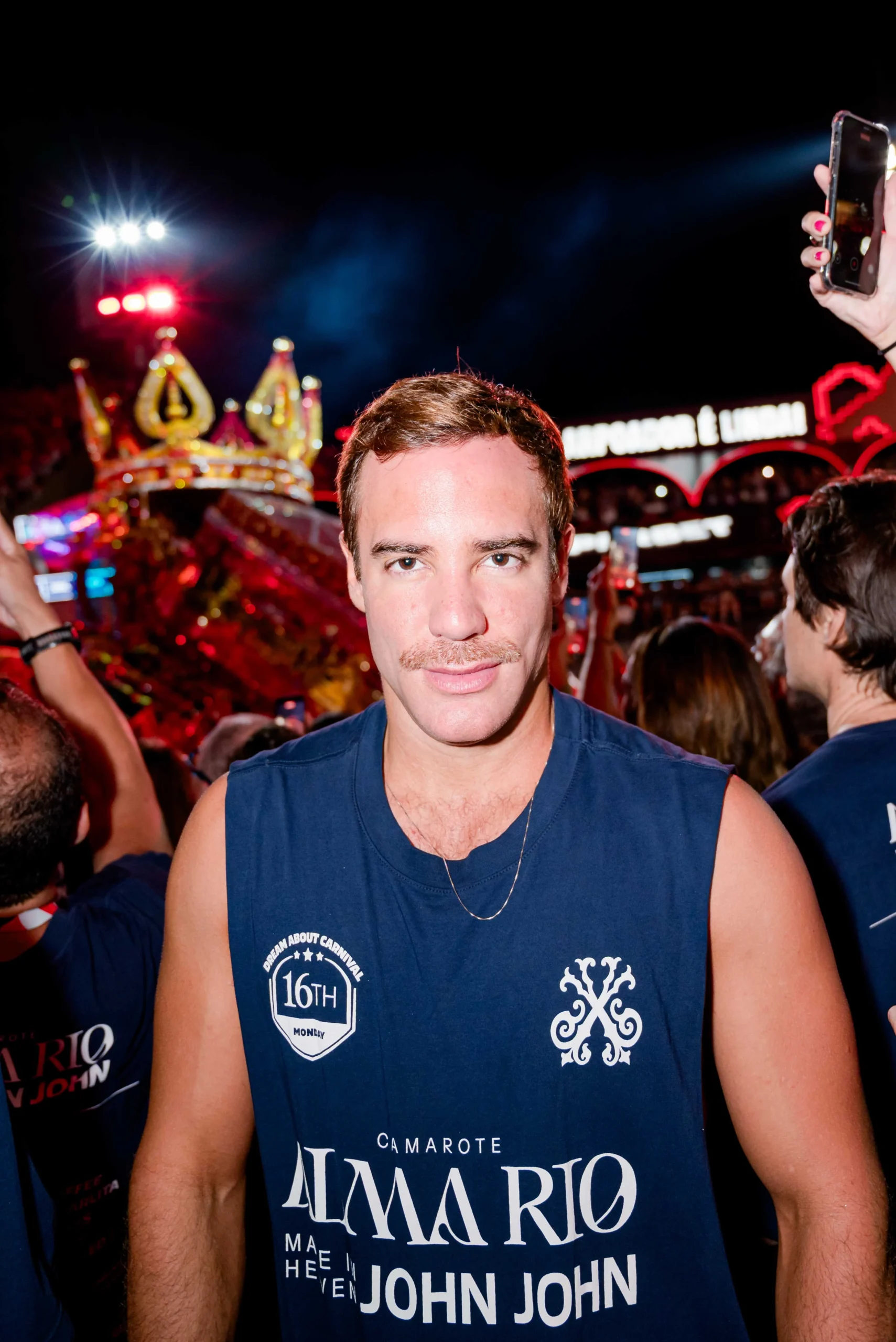 Matt Smith curte Sapucaí ao lado de Sophie Charlotte no Alma Rio 27 Matt Smith curte Sapucaí ao lado de Sophie Charlotte no Alma Rio