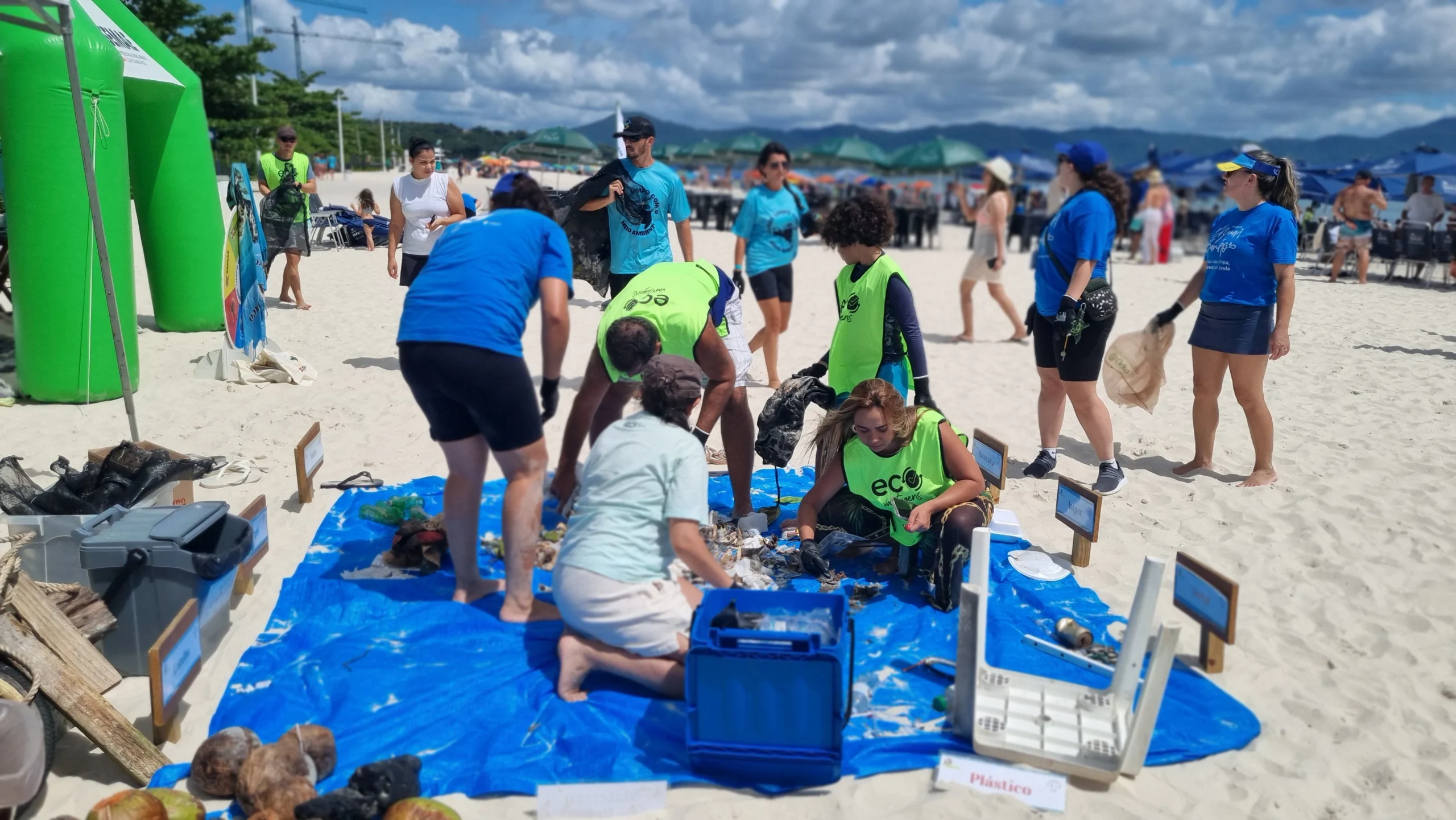 Dazum Banho reúne 100 pessoas em mutirão em Jurerê