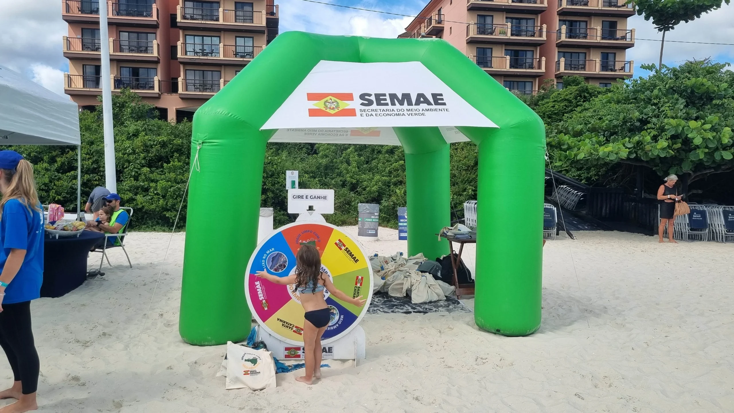 Dazum Banho reúne 100 pessoas em mutirão em Jurerê