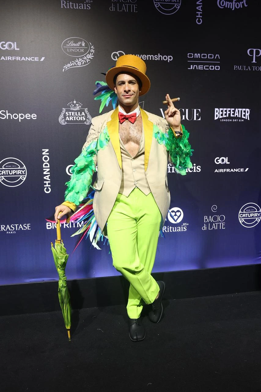 Baile da Vogue toma o Copa com o tema Carnavália