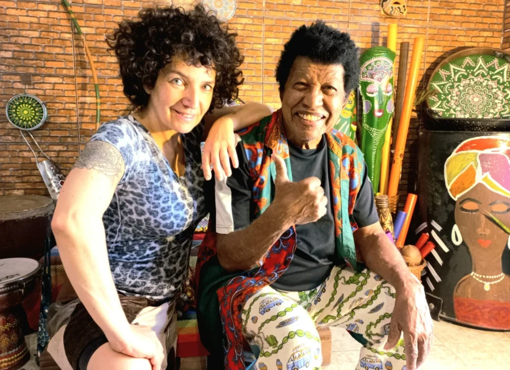 Simone Sou celebra Robertinho Silva em noite percussiva na Gamboa