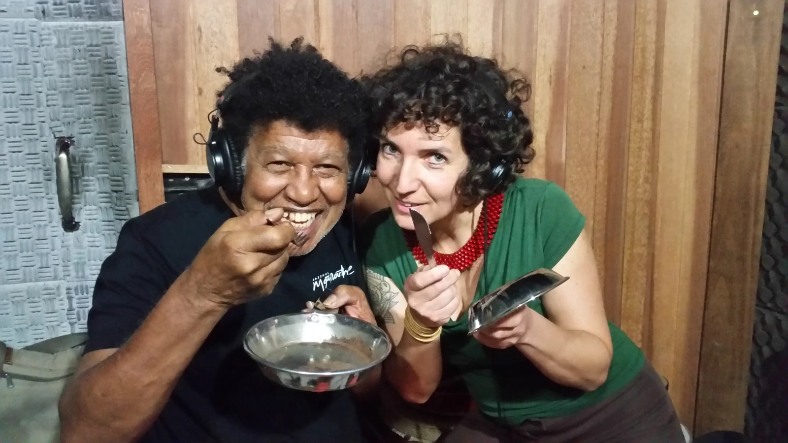 Simone Sou celebra Robertinho Silva em noite percussiva na Gamboa