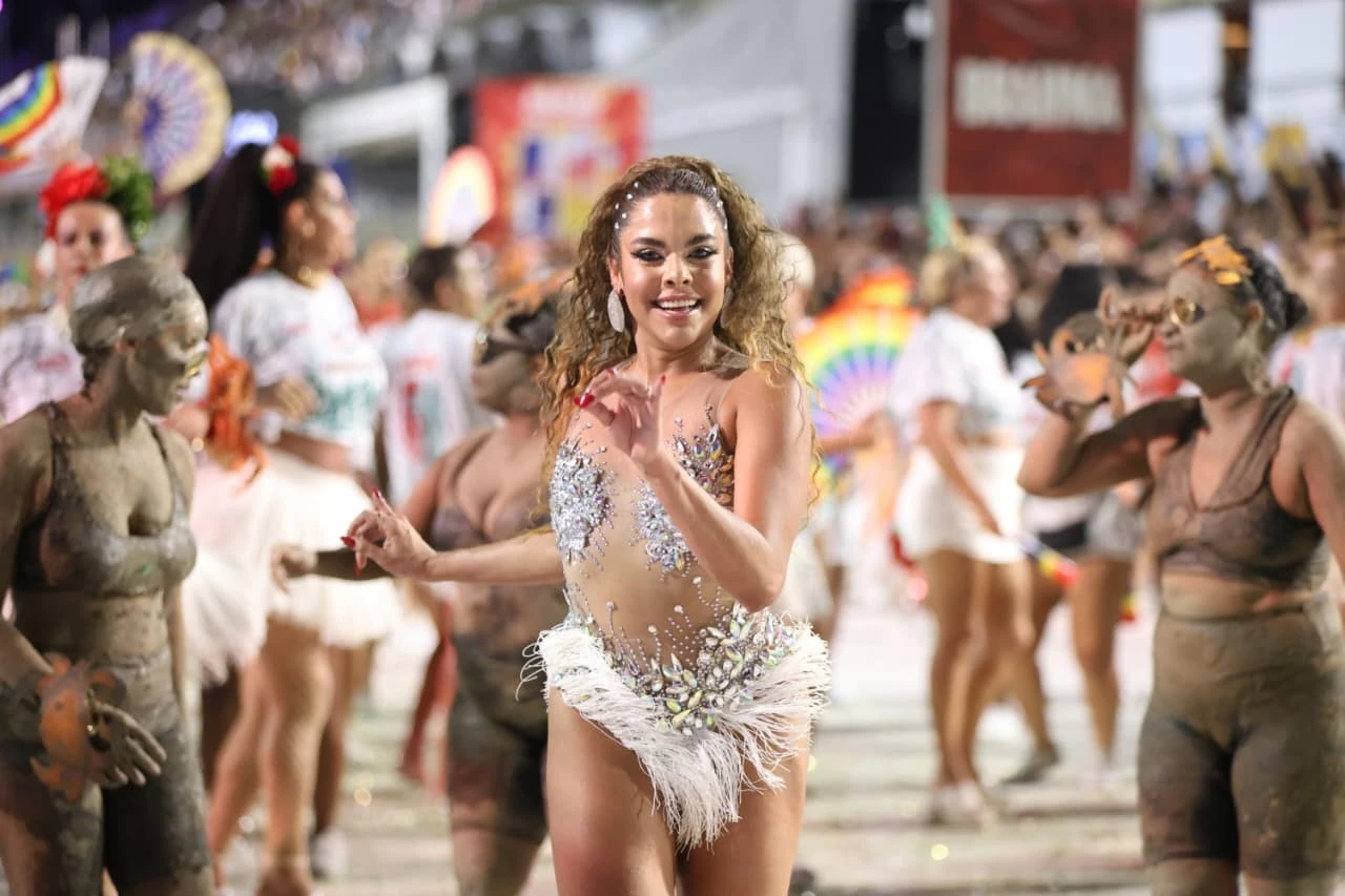 Teresa Rachel brilha na chuva da Grande Rio