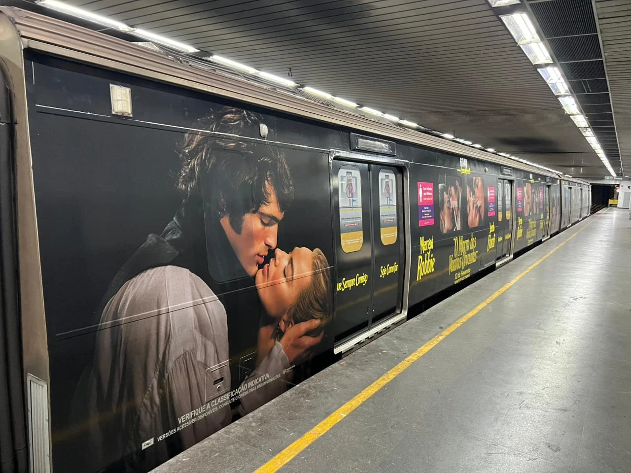 Warner invade carnaval, metrô e novela das 7 para lançar filme com Margot Robbie