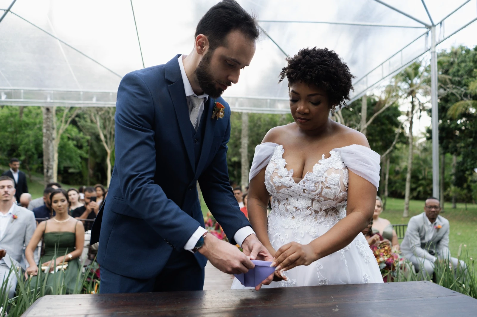 Noivos dobram barquinhos no altar