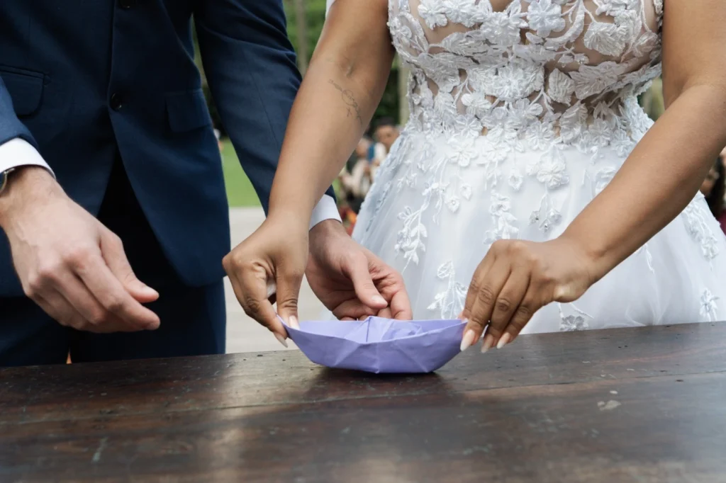 Noivos dobram barquinhos no altar
