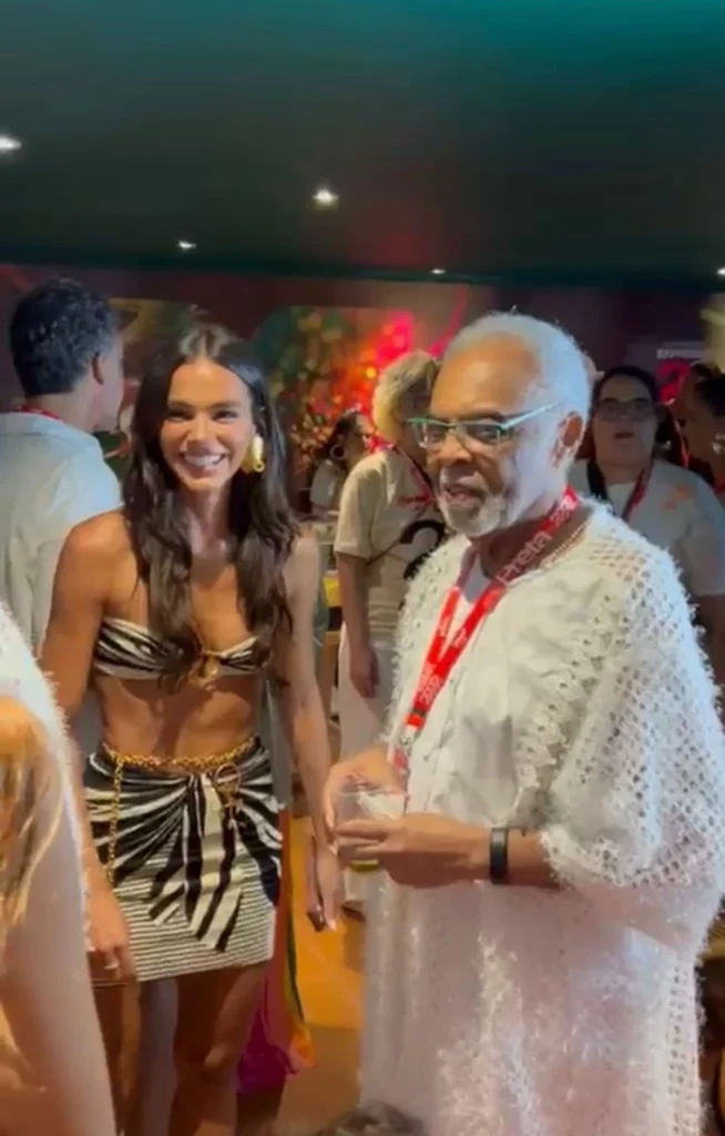 Bruna Marquezine e Sasha Meneghel trocam iniciais em Havaianas no Carnaval de Salvador Bruna Marquezine e Sasha Meneghel trocam iniciais em Havaianas no Carnaval de Salvador
