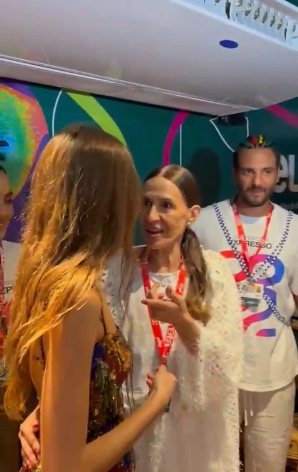 Bruna Marquezine e Sasha Meneghel trocam iniciais em Havaianas no Carnaval de Salvador 2 Bruna Marquezine e Sasha Meneghel trocam iniciais em Havaianas no Carnaval de Salvador