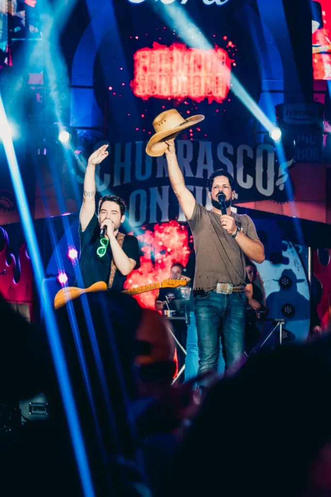 Fernando e Sorocaba transformam carreta em palco giratório Fernando e Sorocaba transformam carreta em palco giratório