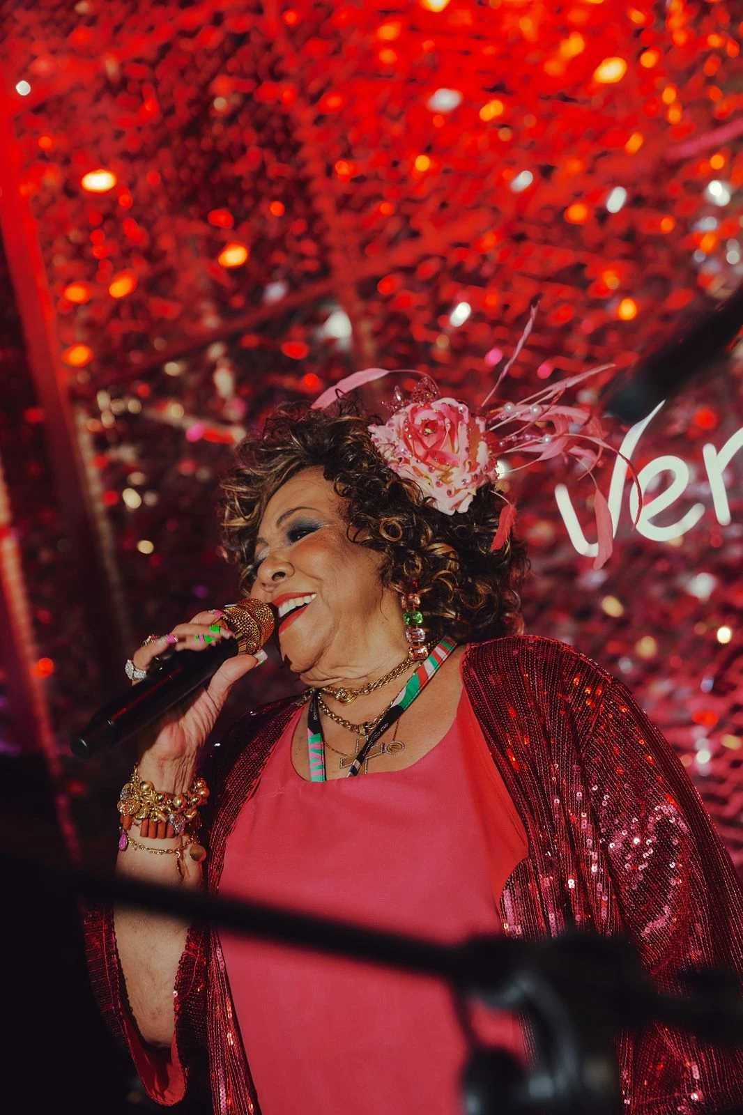Alcione arrasa no VerdeRosa no Sábado das Campeãs