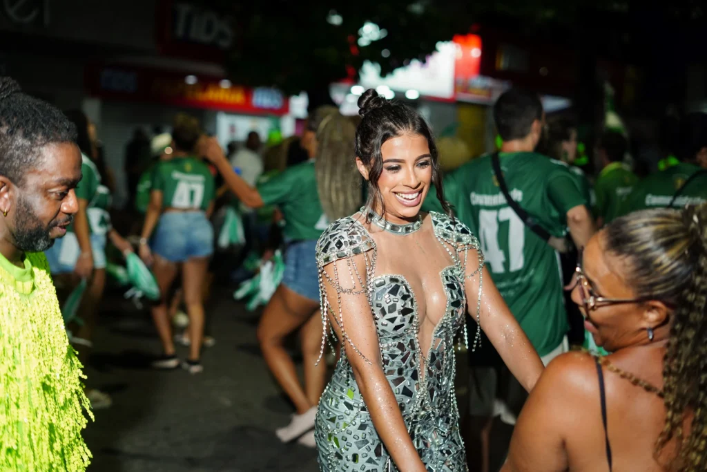 Ana Merhi gets warm welcome at Império Serrano rehearsal