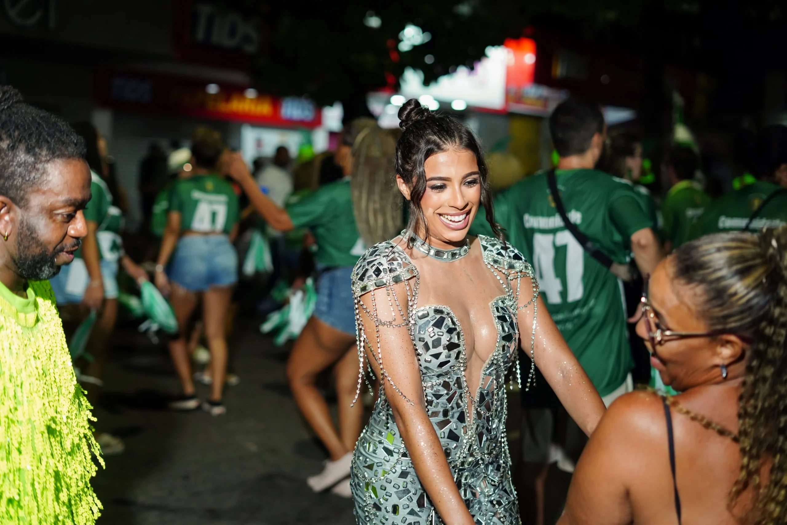 Ana Merhi gets warm welcome at Império Serrano rehearsal