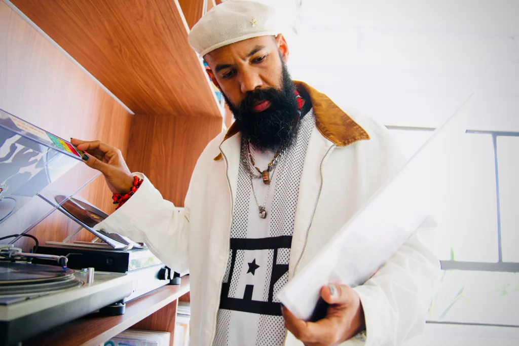 Russo Passapusso customiza Levi’s com “paz” para o Navio Pirata