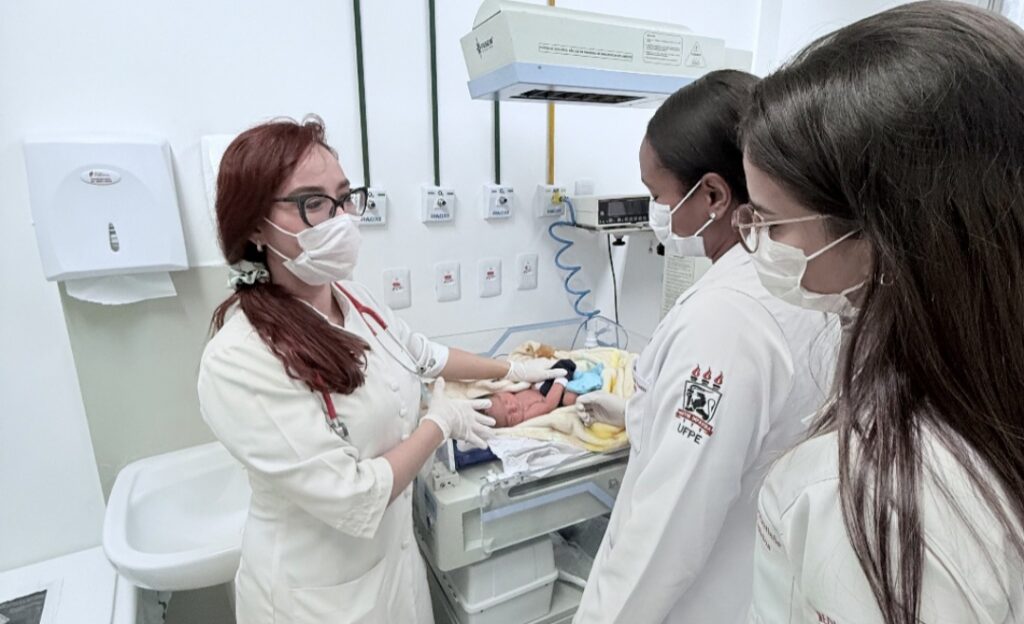 Neonatologista brasileira se destaca ao ensinar técnica que pode salvar vidas de bebês sem uso de aparelhos