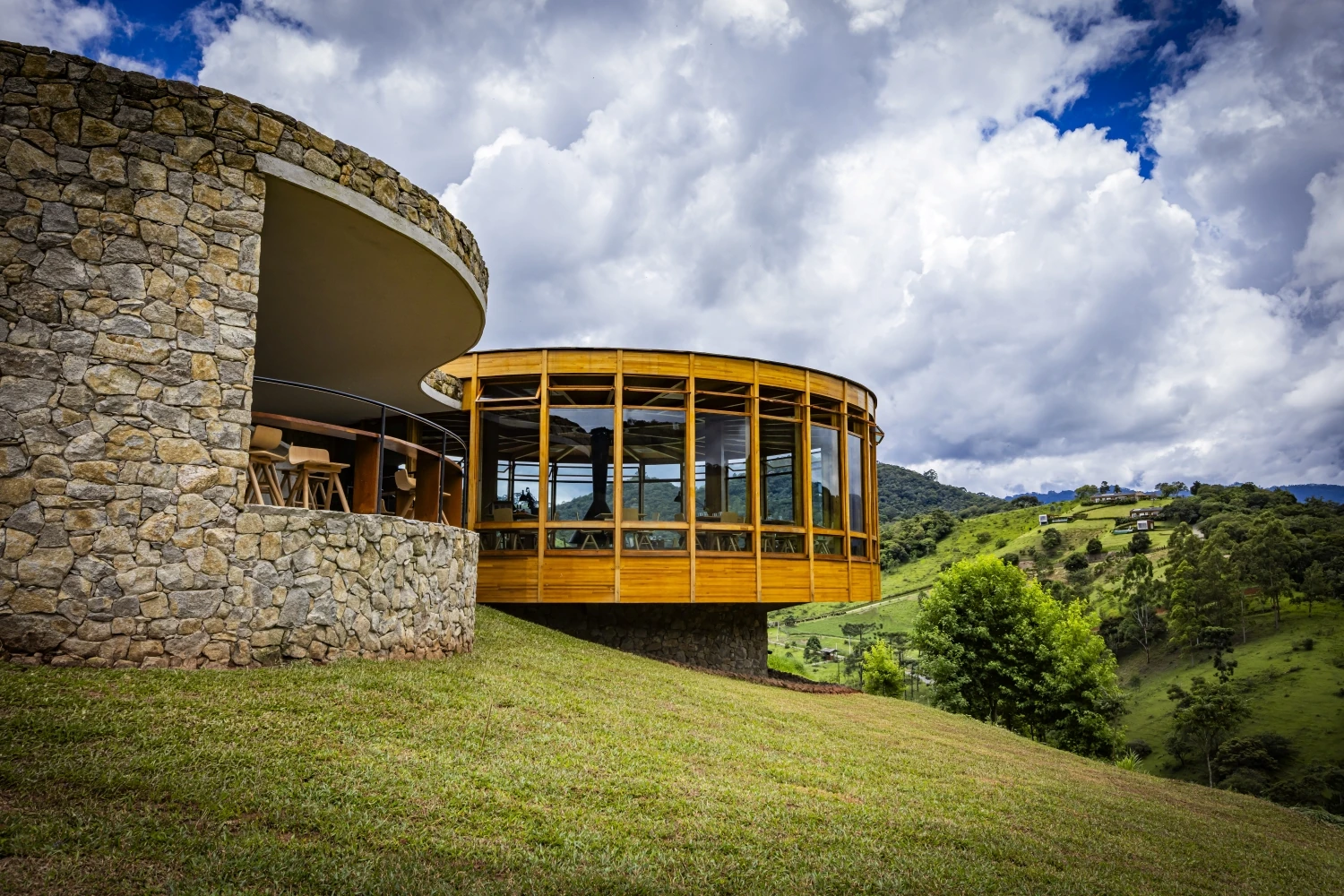 Pizza napolitana e azeite Sabiá na Mantiqueira