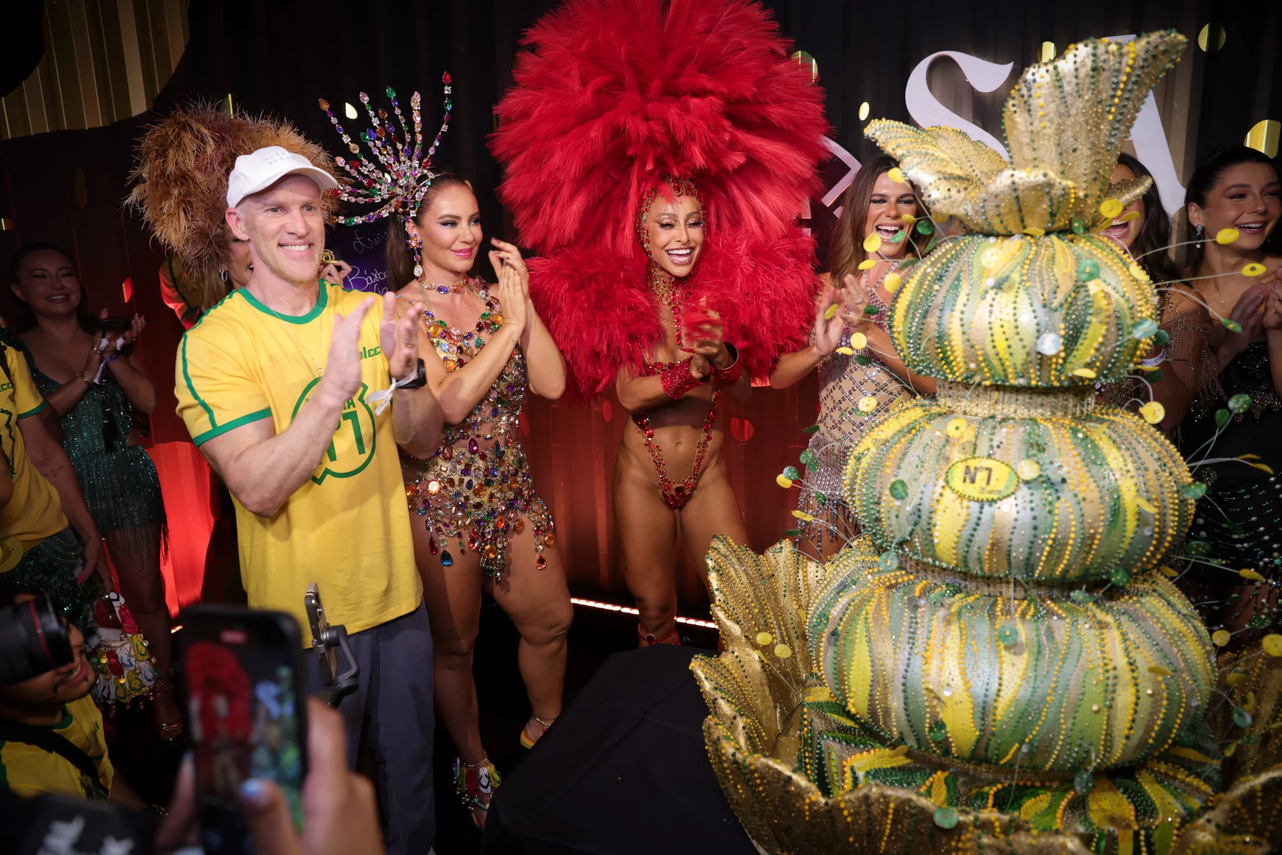Camarote Nº1 ganha bolo de Denilson Lima para aniversário