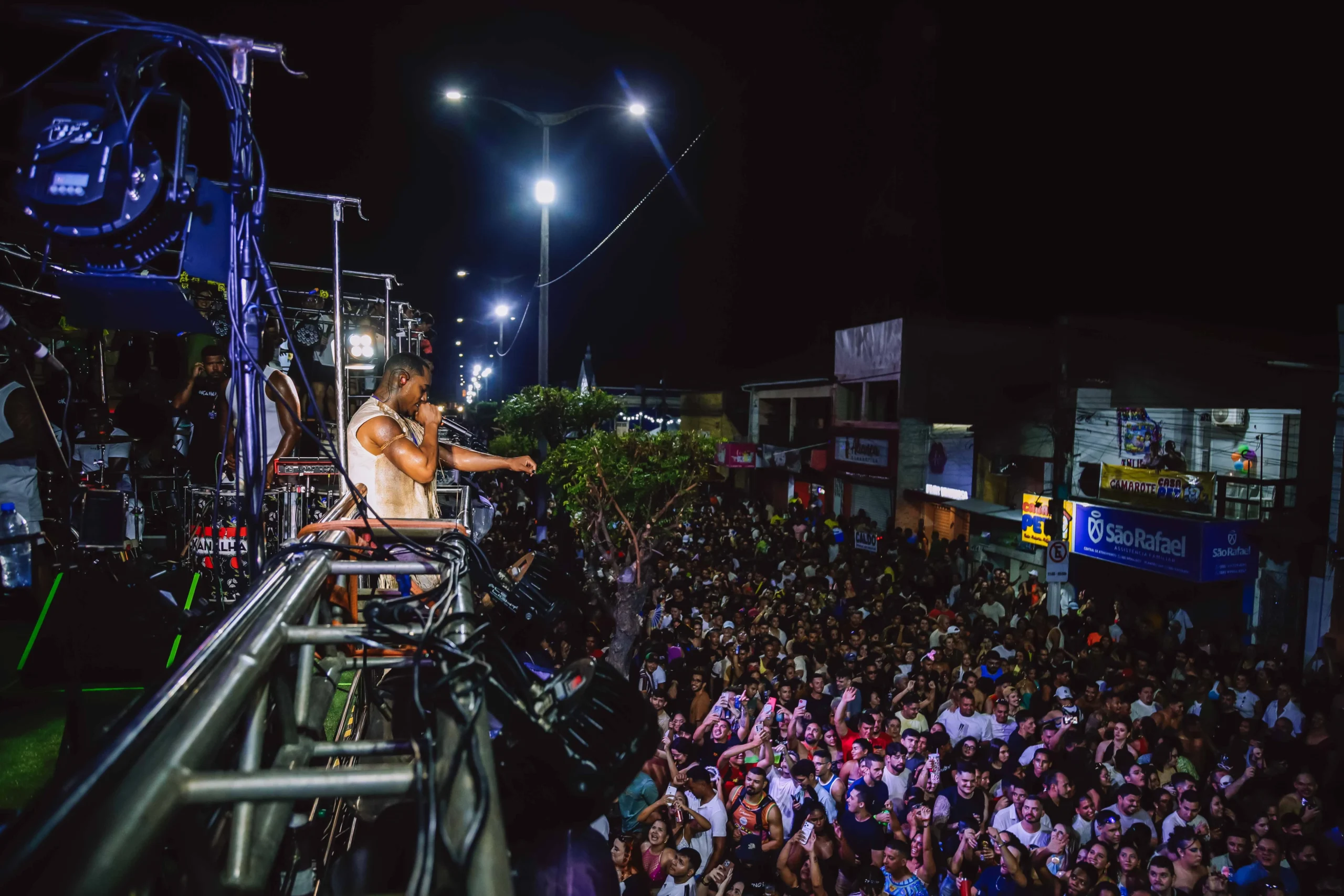Mais de 100 mil pessoas tomam avenida do Carnaval de Aracati