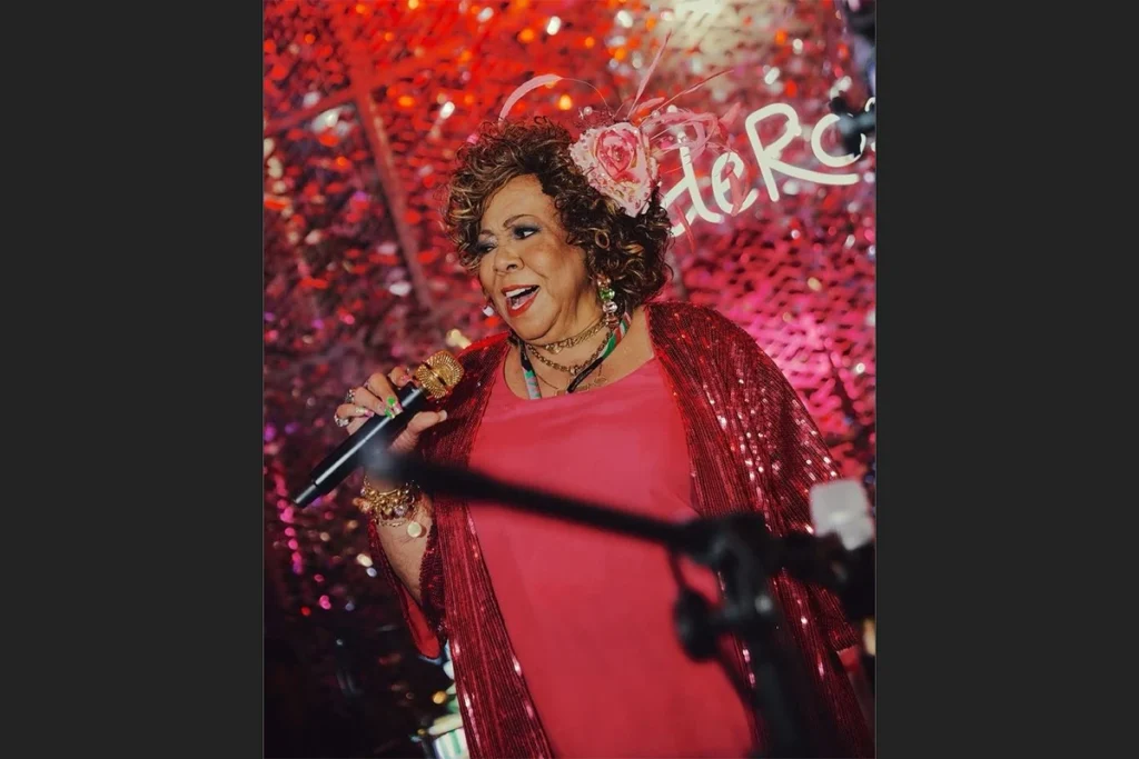 Alcione arrasa no VerdeRosa no Sábado das Campeãs