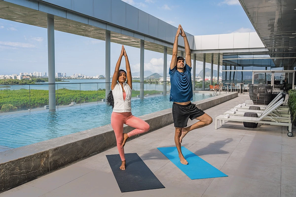 Hilton Barra aposta em yoga ao amanhecer e sound healing no rooftop