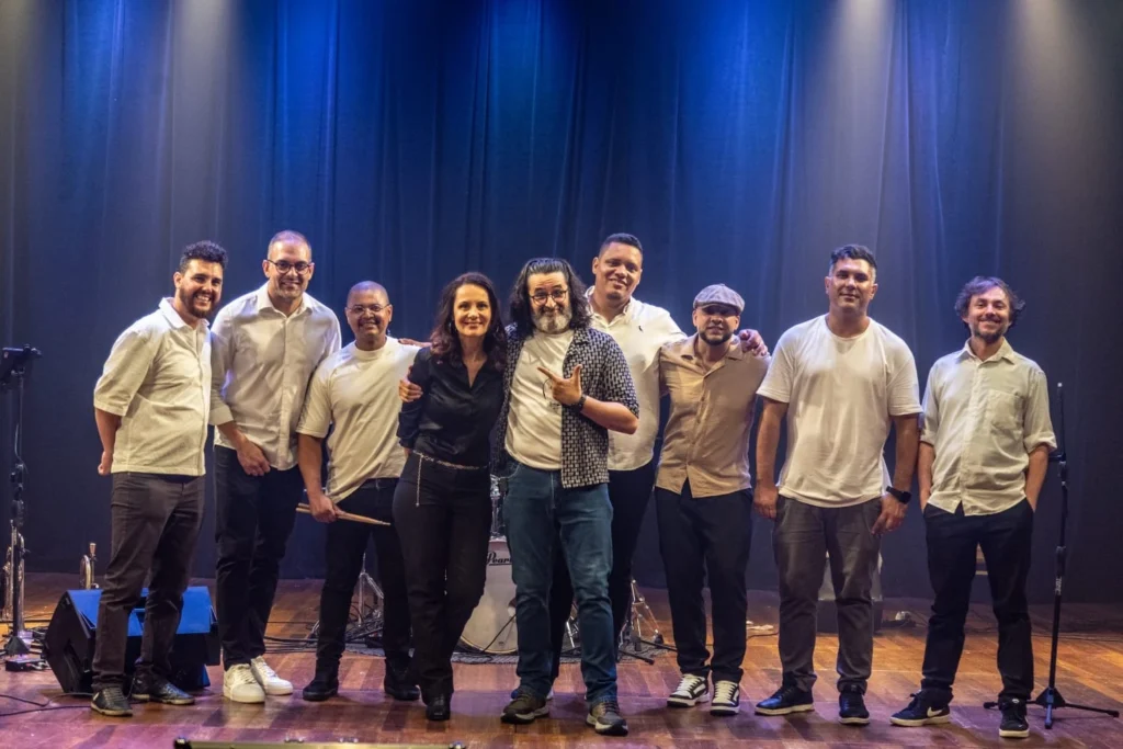 Phil Collins ganha tributo épico no Teatro UNICID em SP