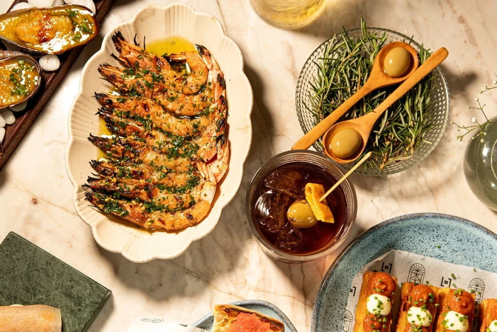 BH adota tradição espanhola: quintas no Parallel ganham ritual de vermute e tapas