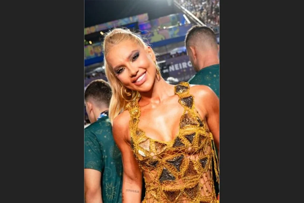 Virginia rouba cena no Camarote Aura durante desfile na Sapucaí Virginia rouba cena no Camarote Aura durante desfile na Sapucaí