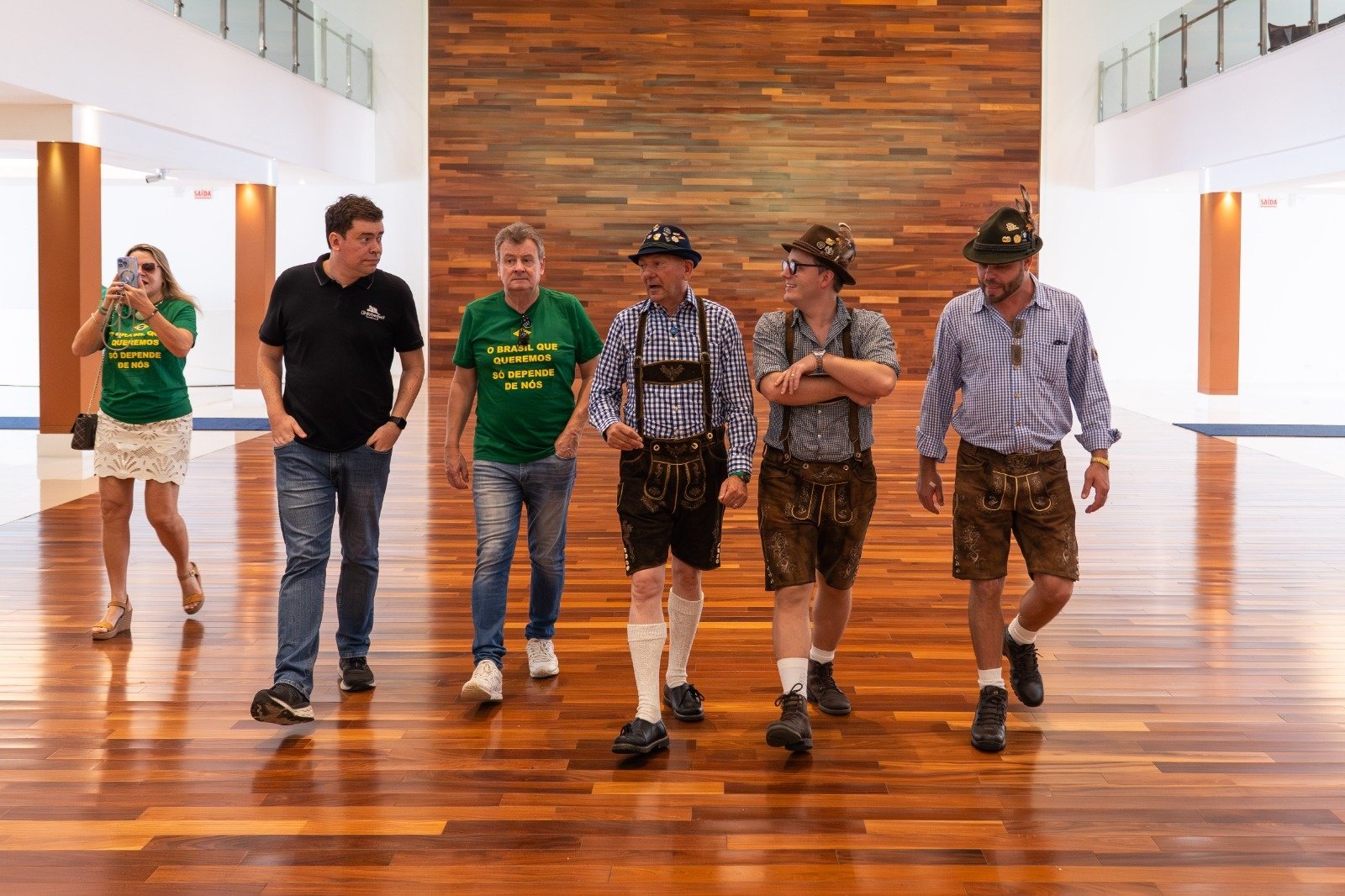 Luciano Hang recibe al maestro oficial del Oktoberfest