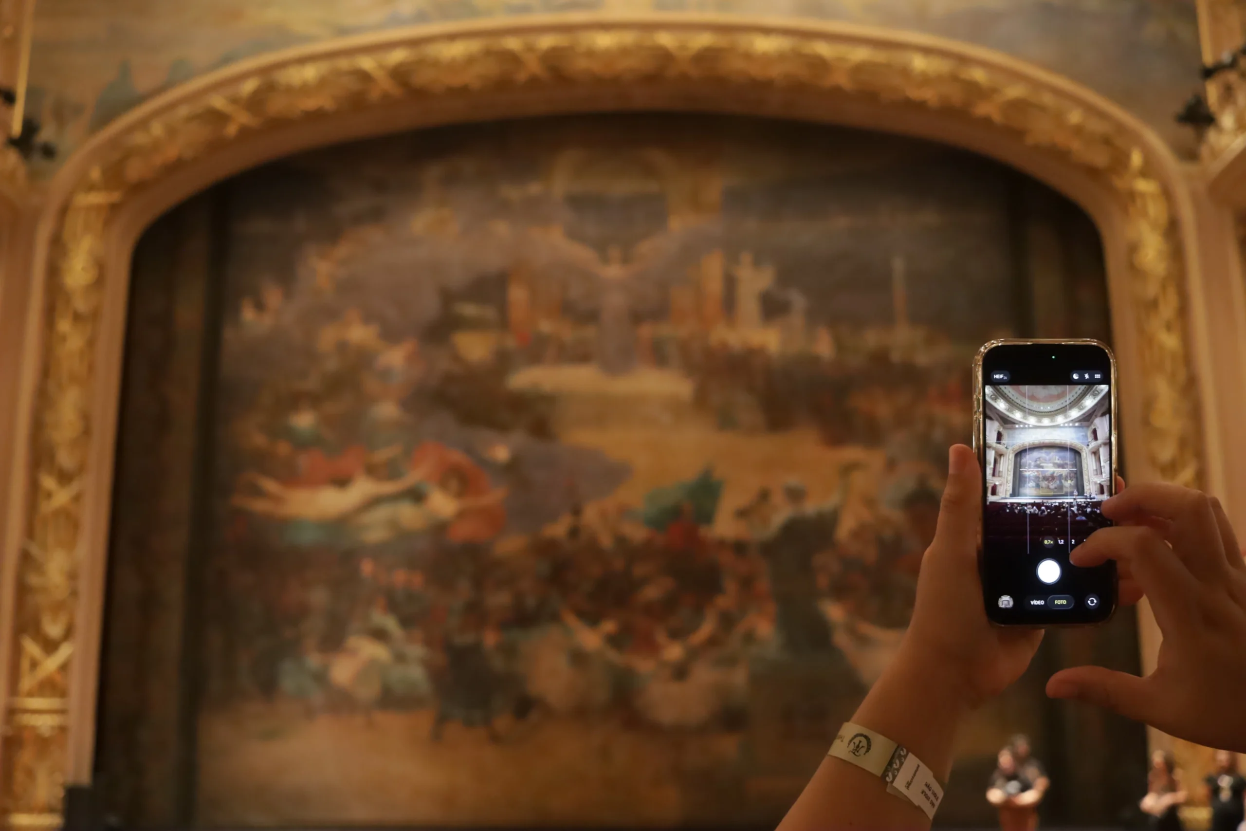 Neta e bisneta de Visconti se emocionam no Theatro Municipal