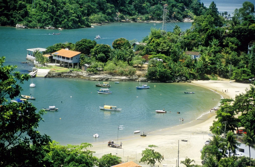Praias de Paraty, Rio e Cabo Frio lideram buscas por viagens de ônibus