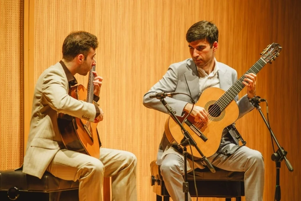 Duo australiano Ziggy & Miles encanta público no Teatro Iguatemi