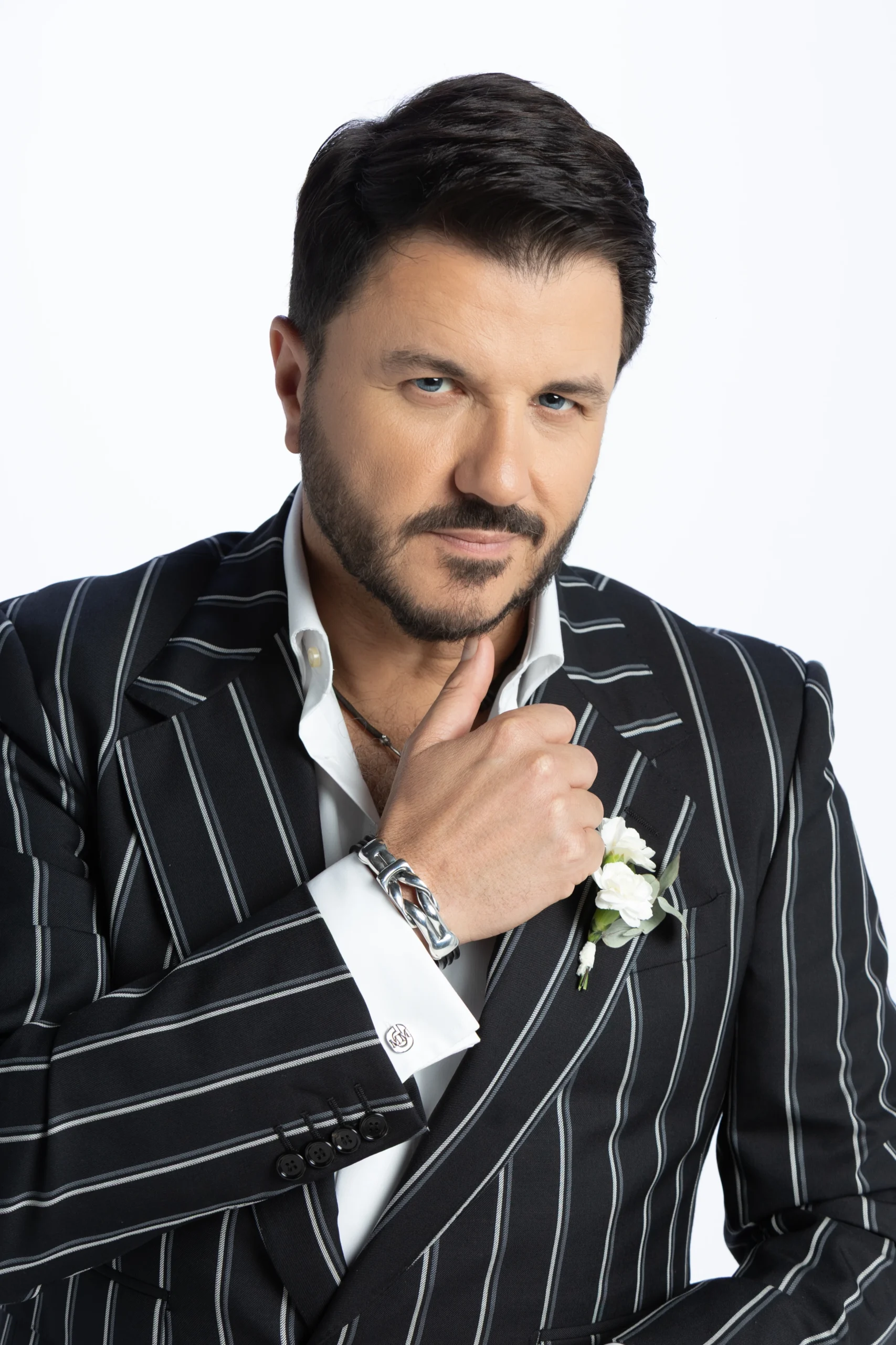 Maurício Manieri anuncia turnê renovada em 2026