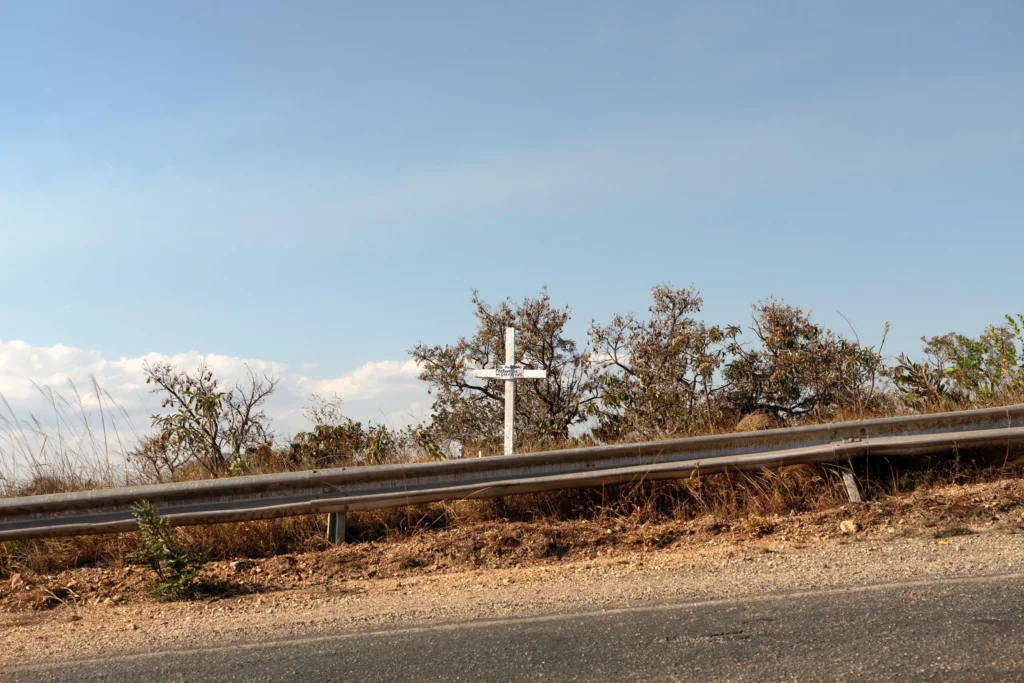 Cruz e estrada: poética brutal em “daBeira doCaminho”