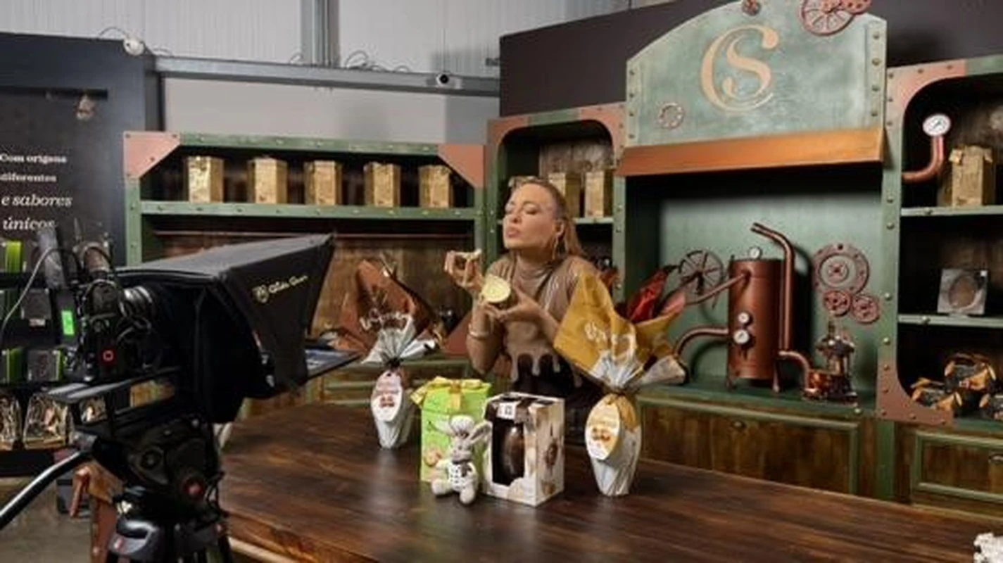 Bia do Brás estrela campanha de revenda da Cacau Show