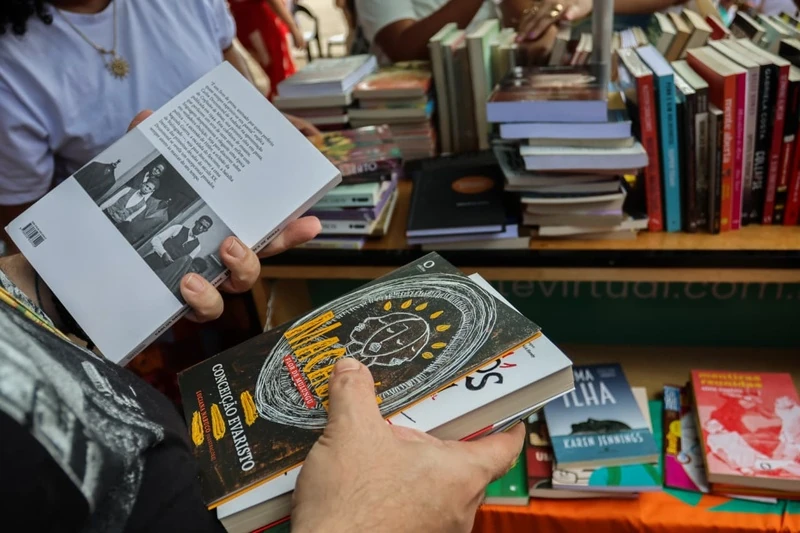 Leituraço no Caribrejo leva literatura viva à praia