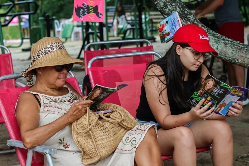 Leituraço no Caribrejo leva literatura viva à praia
