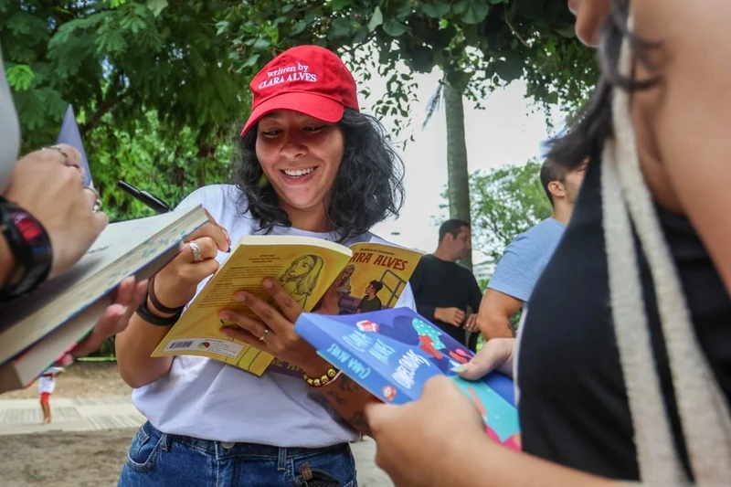 Leituraço no Caribrejo leva literatura viva à praia