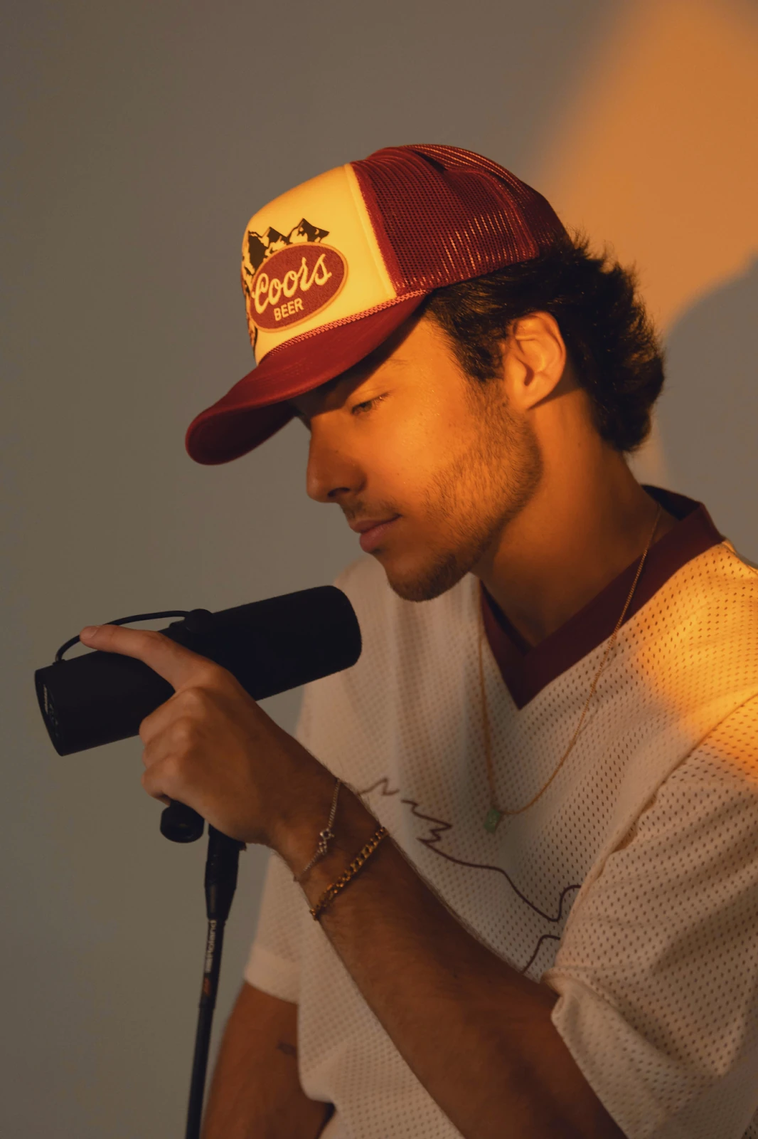 Enzo Ferro transforma dor em arte no single “Dói Saber”