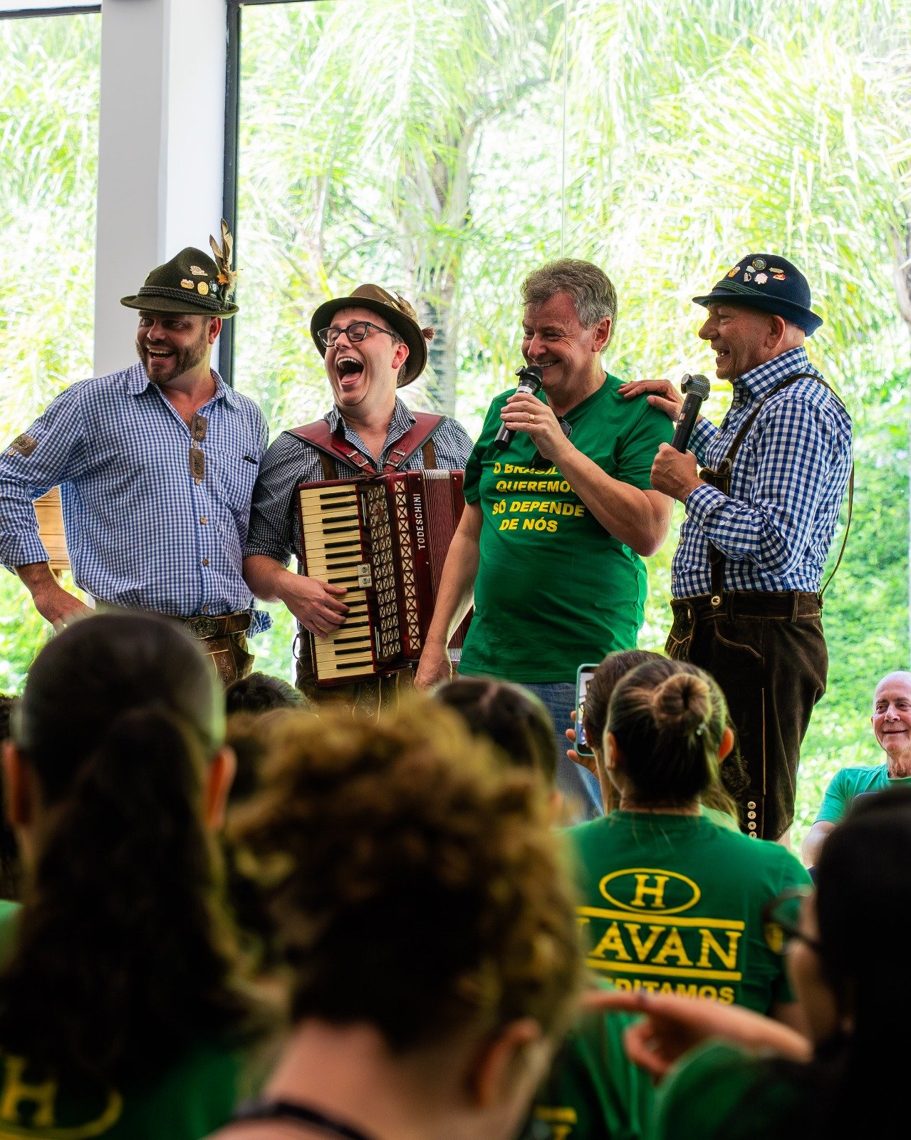 Luciano Hang recibe al maestro oficial del Oktoberfest