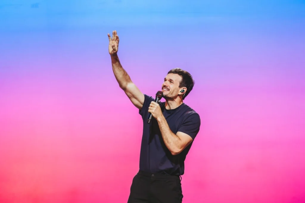 Padre Patrick transforma pecados em risadas no novo show