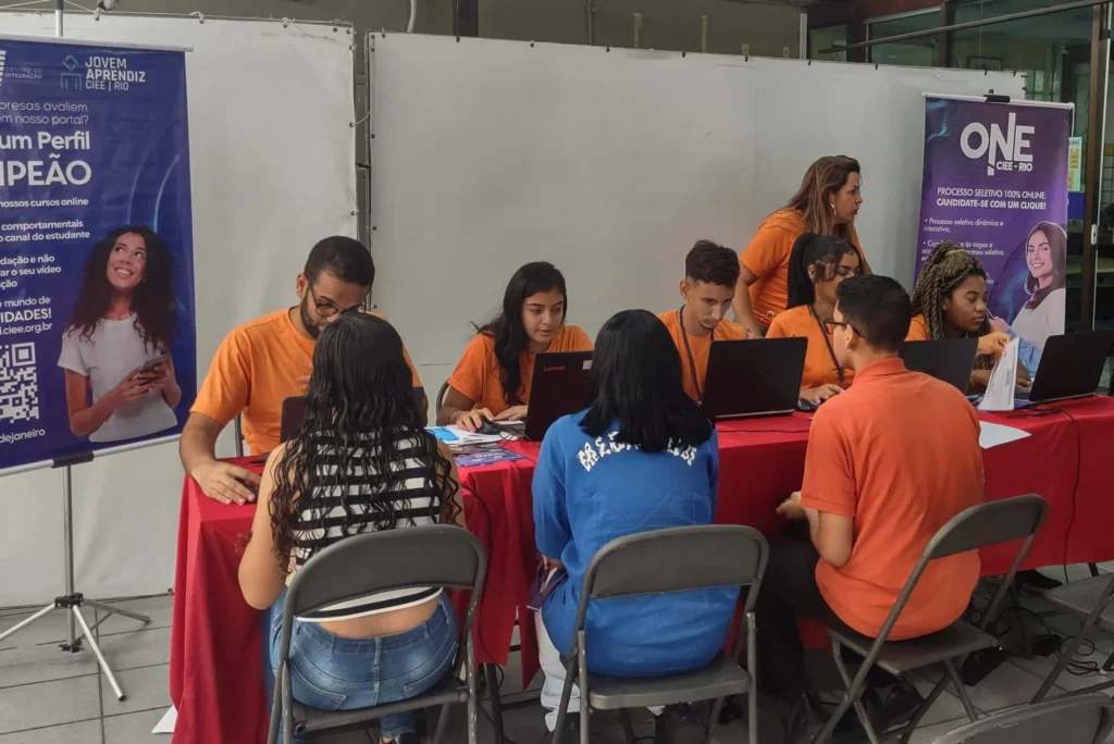 Mutirão CIEE Rio leva oportunidades ao West Shopping