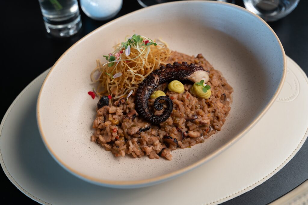 Alta gastronomia à beira-mar: Sais Beach Living Hotel reinventa sabores com sofisticação em Maceió 3 Bistrô Flor de Sal Arroz de Polvo de Milagres ()