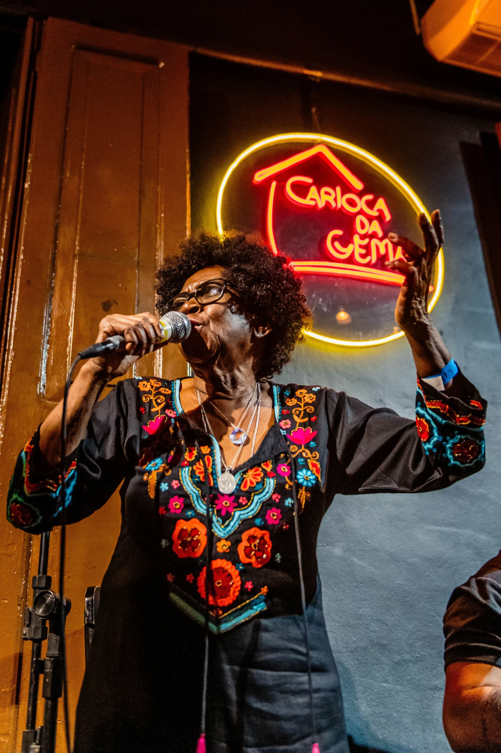 Carioca da Gema celebra mulheres do samba na Lapa