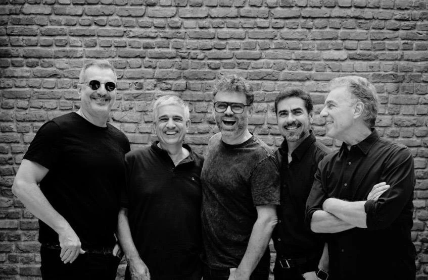 Henrique Portugal rinde tributo a Roberto Carlos en Manouche