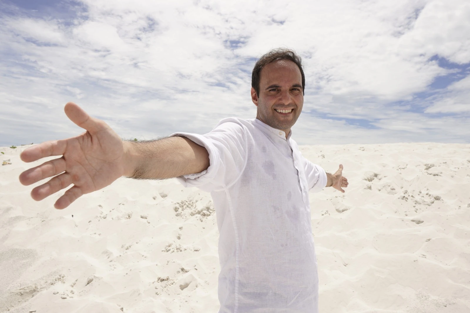 Edu Silvera lança “Vou Confiar” com clipe que transforma fé em arte