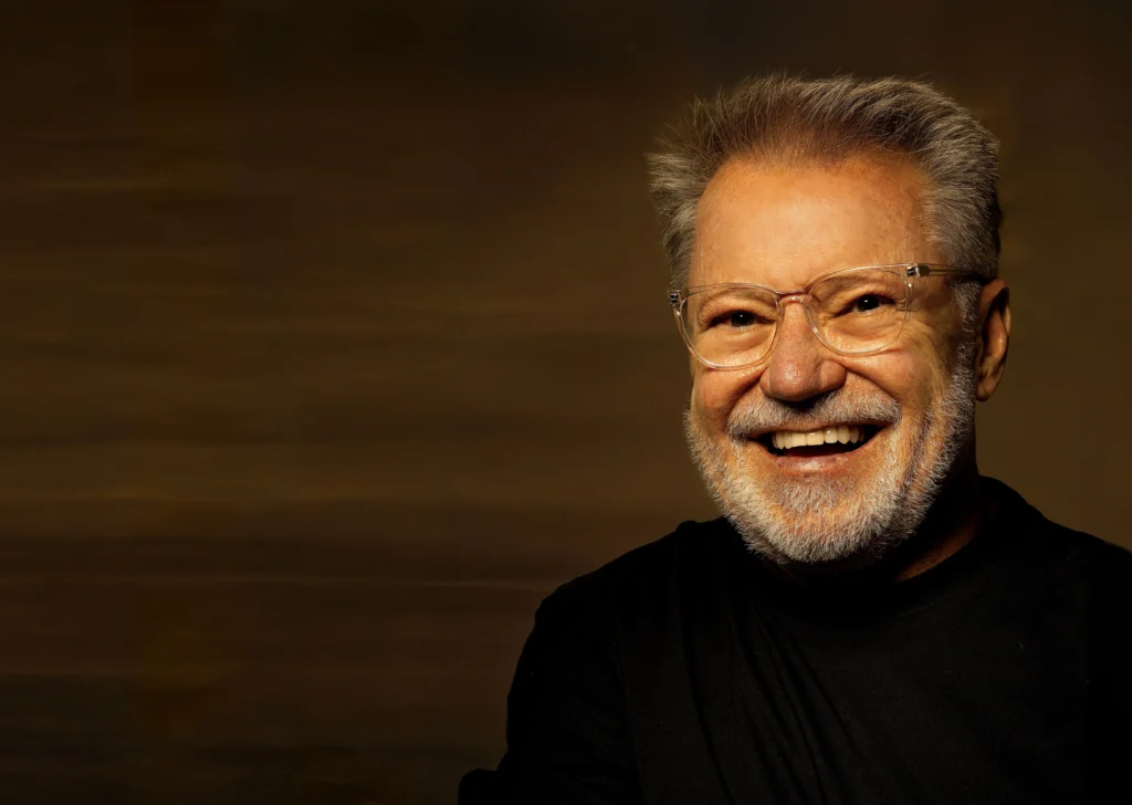 João Caetano celebra “Mil Voltas” em show beneficente no Rio