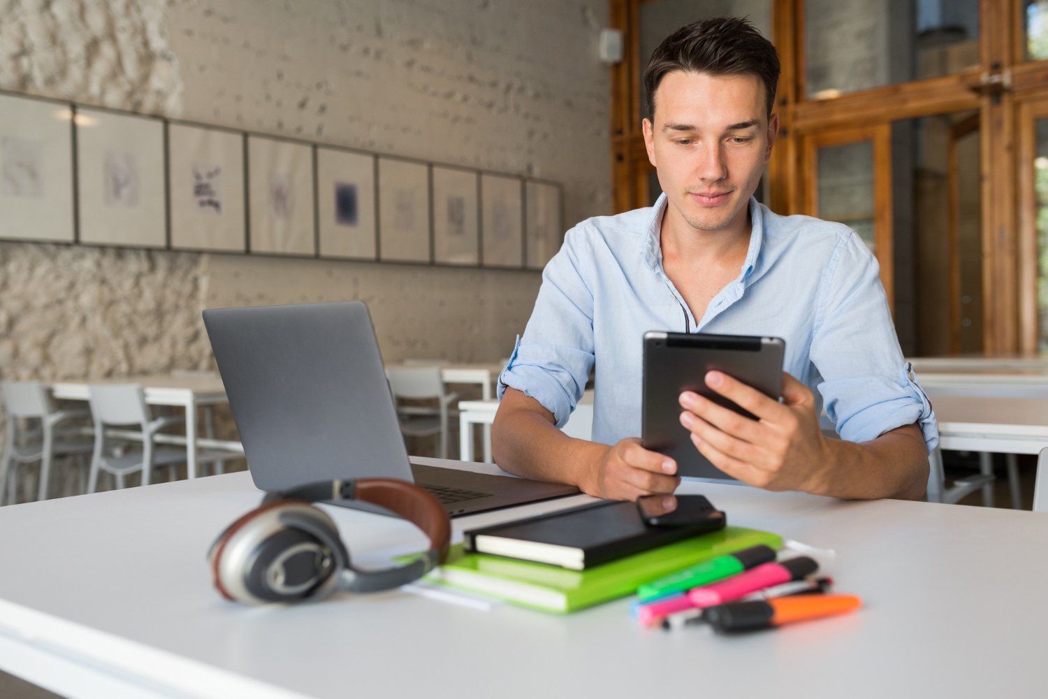Bibliotecas digitais brasileiras fortalecem o ensino superior Jovem lendo livros online
