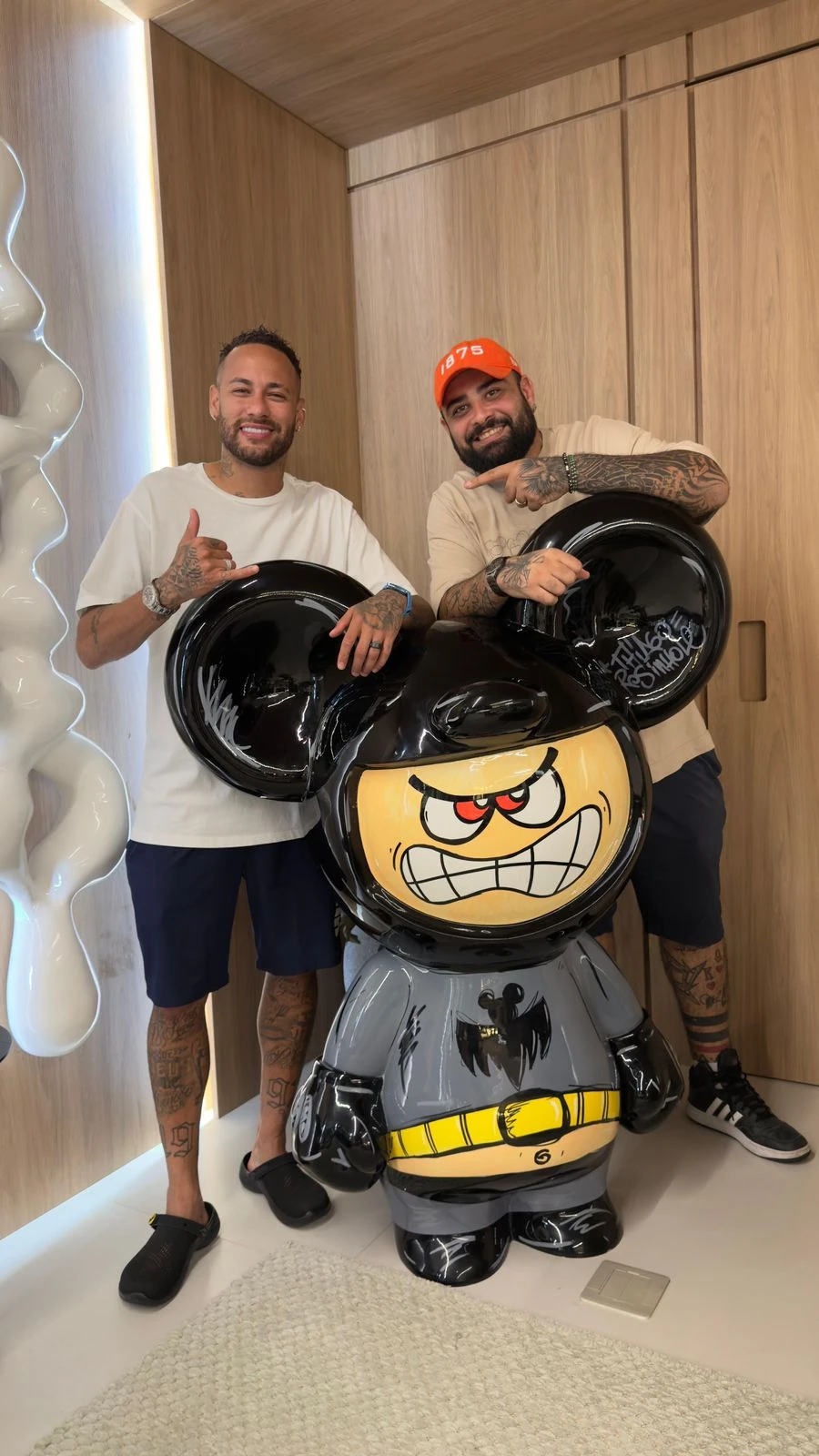 Neymar exibe escultura rara de Thiago Rosinhole em novo documentário