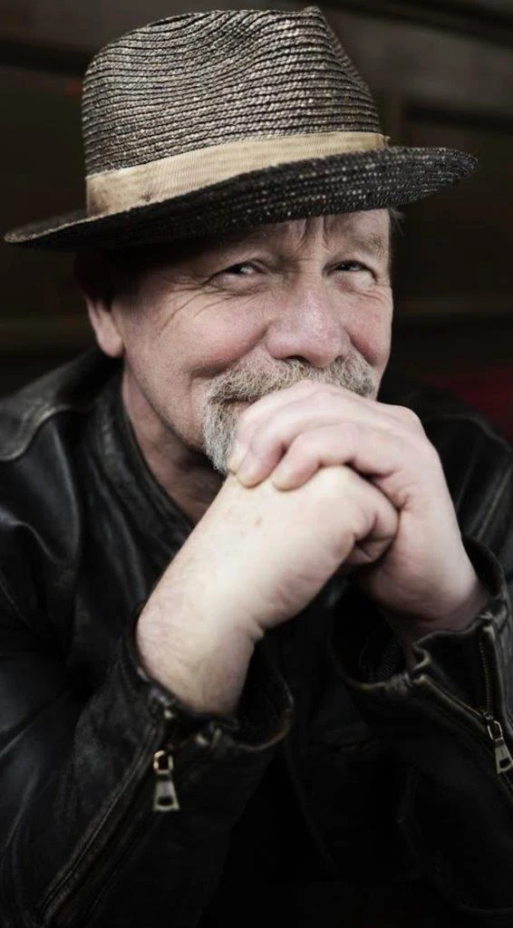 Lucy Boynton e Peter Mullan entram em O Cavaleiro dos Sete Reinos 3 Lucy Boynton e Peter Mullan entram em O Cavaleiro dos Sete Reinos